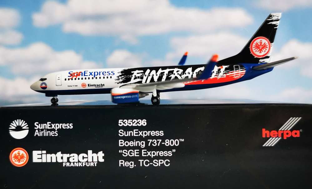 1/500 Sun Express Boeing 737-800 "Eintracht Frankfurt - SGE Express" TC-SRC