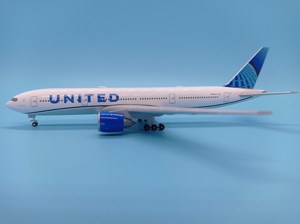 1/500 United Airlines Boeing 777-200 N69020