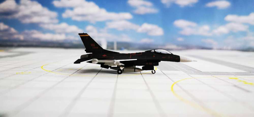1/200 U.S. Air Force Lockheed Martin F-16C Fighting Falcon 64th Aggressor Squadron Nellis Air Base "Wraith" 89-2048