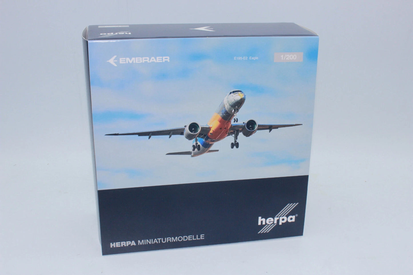 1/200 Embraer E195-E2 "Profit Hunter Golden Eagle" PR-ZIJ