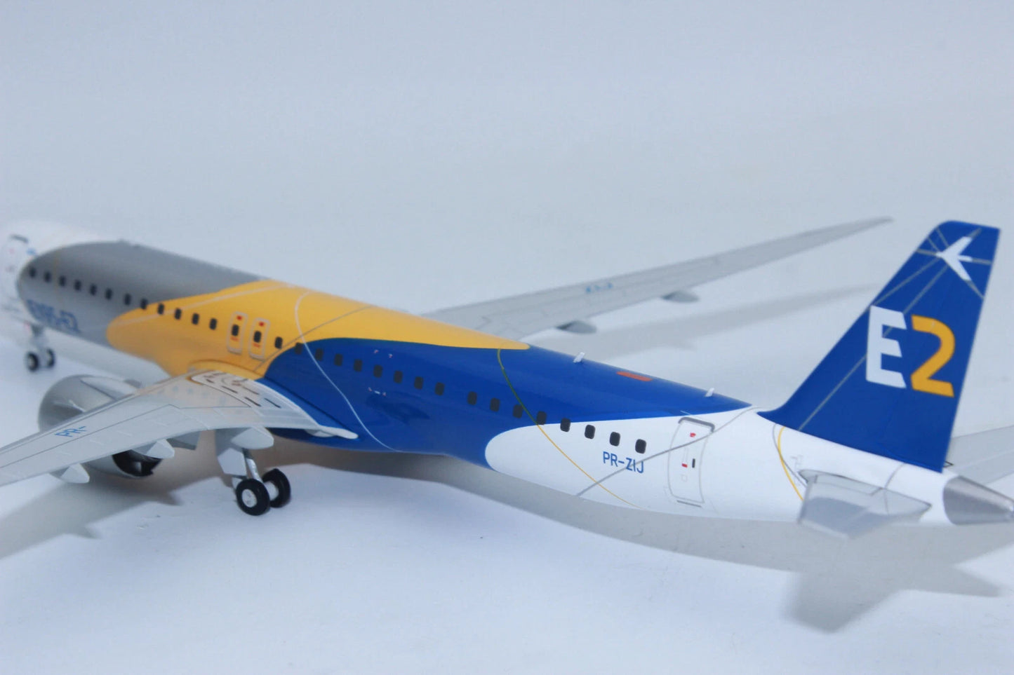 1/200 Embraer E195-E2 "Profit Hunter Golden Eagle" PR-ZIJ