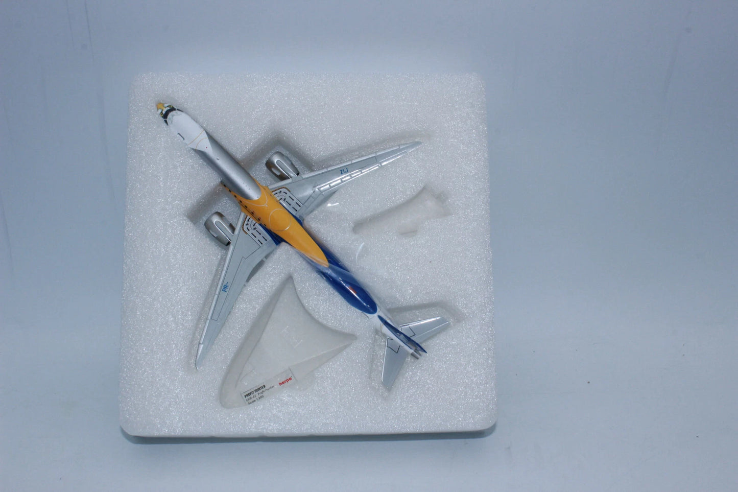 1/200 Embraer E195-E2 "Profit Hunter Golden Eagle" PR-ZIJ