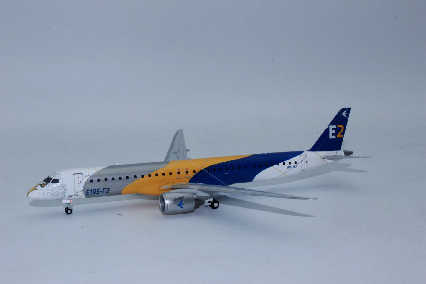 1/200 Embraer E195-E2 "Profit Hunter Golden Eagle" PR-ZIJ