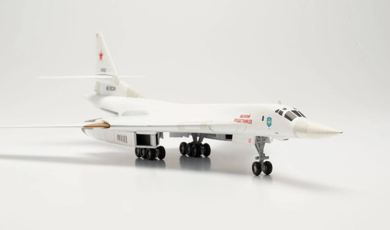 1/200 Russian Air Force Tupolev TU-160 "Blackjack" / "White Swan" RF-94102 / 02 Red "Vasily Reshetnikov"