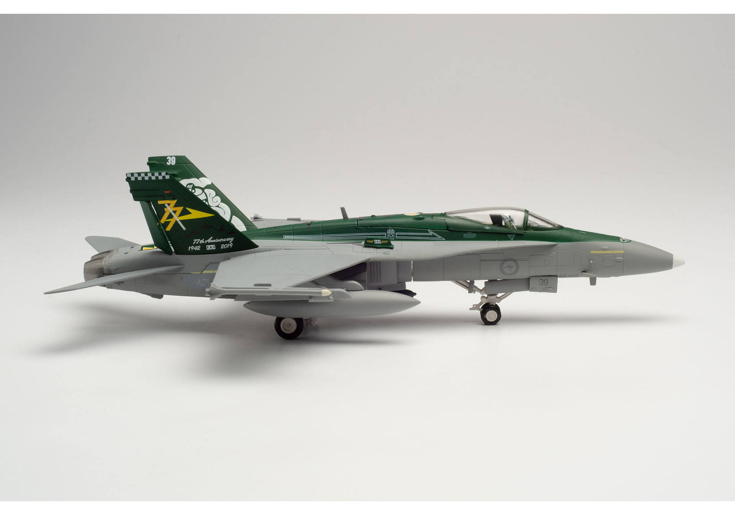 1/72 Royal Australian Air Force McDonnell Douglas F/A-18A Hornet No. 77 Squadron "77th Anniversary" Williamtown Air Base A21-39