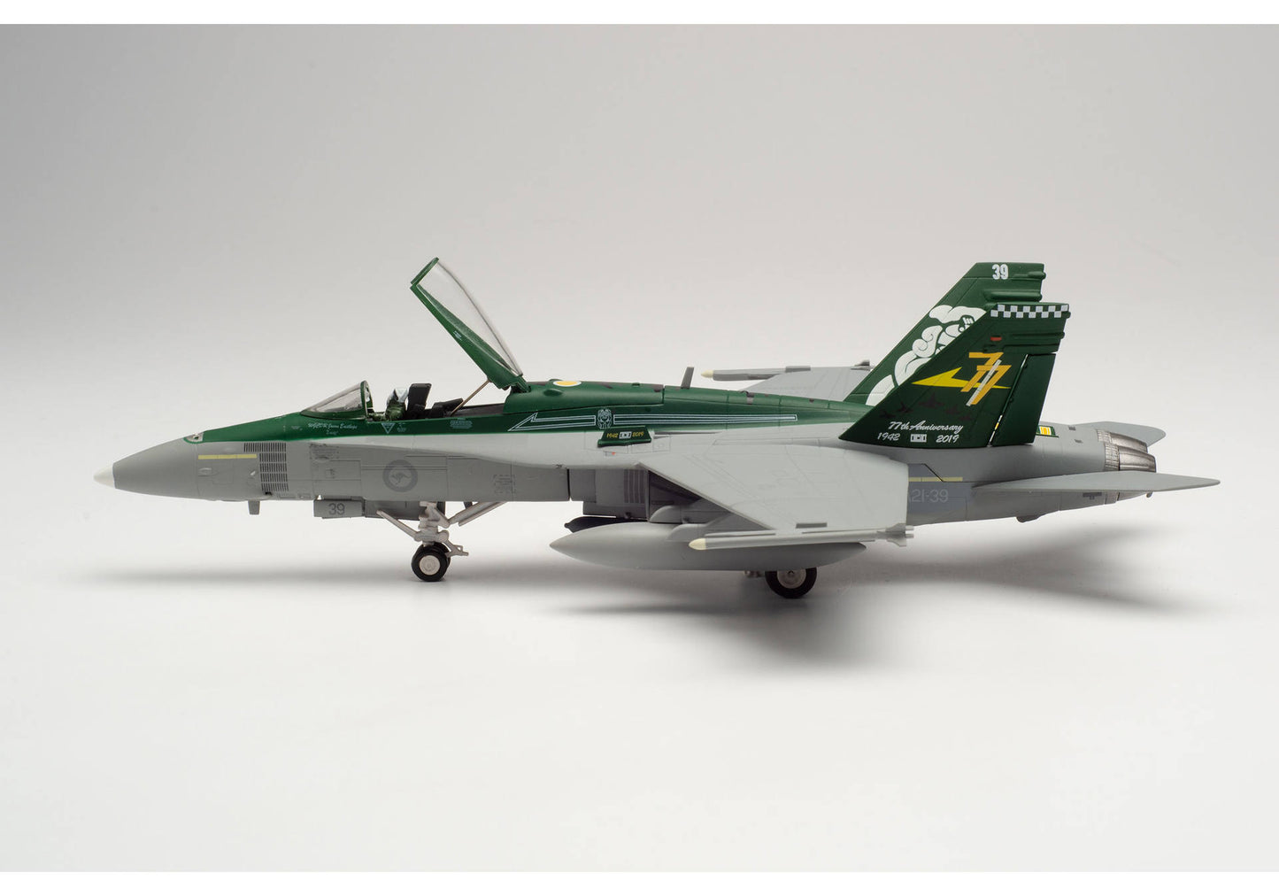 1/72 Royal Australian Air Force McDonnell Douglas F/A-18A Hornet No. 77 Squadron "77th Anniversary" Williamtown Air Base A21-39