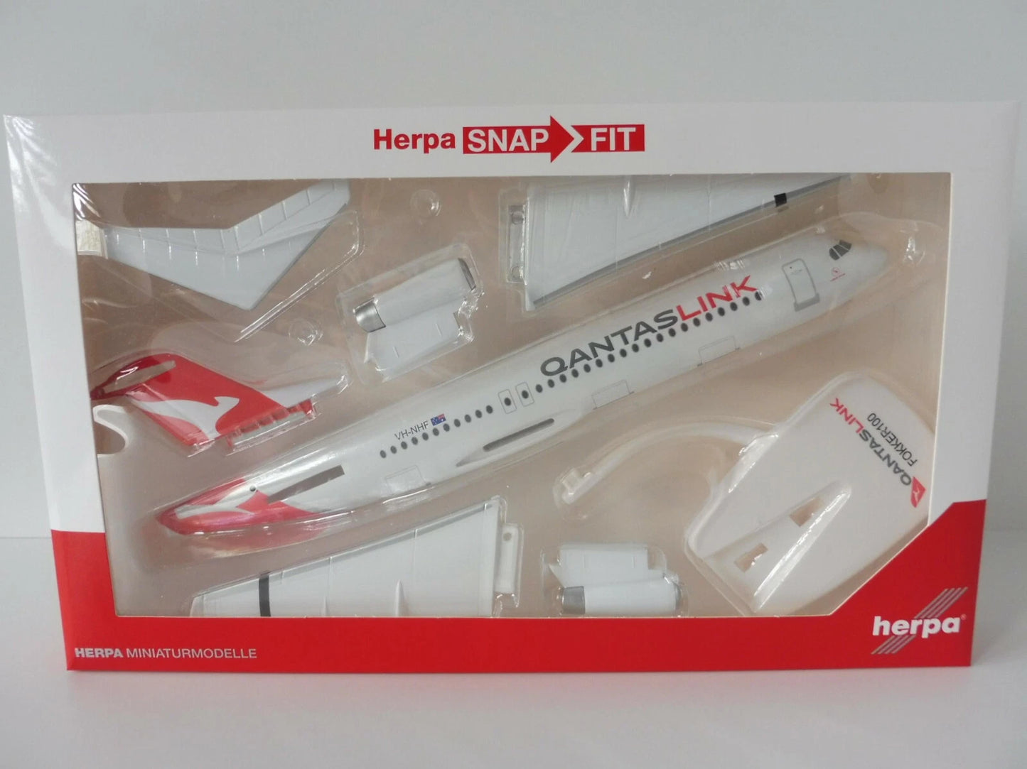 1/100 SNAP FIT QANTASLINK Fokker 100 VH-NHF