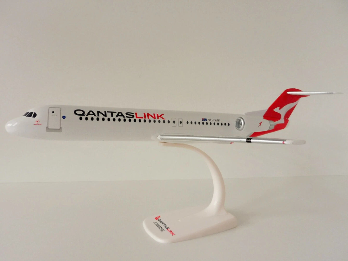 1/100 SNAP FIT QANTASLINK Fokker 100 VH-NHF
