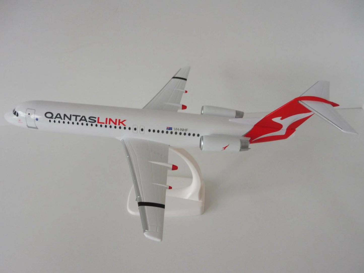 1/100 SNAP FIT QANTASLINK Fokker 100 VH-NHF