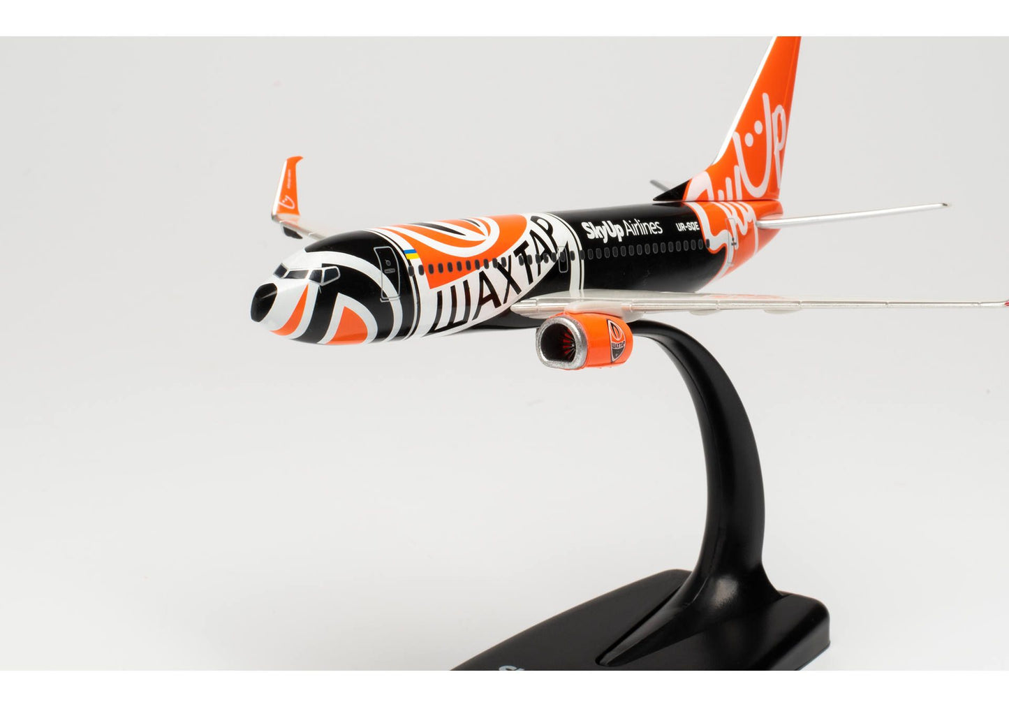 1/200 SNAP FIT SkyUp Airlines Boeing 737-700 "Shaktar Donetsk" UR-SQE