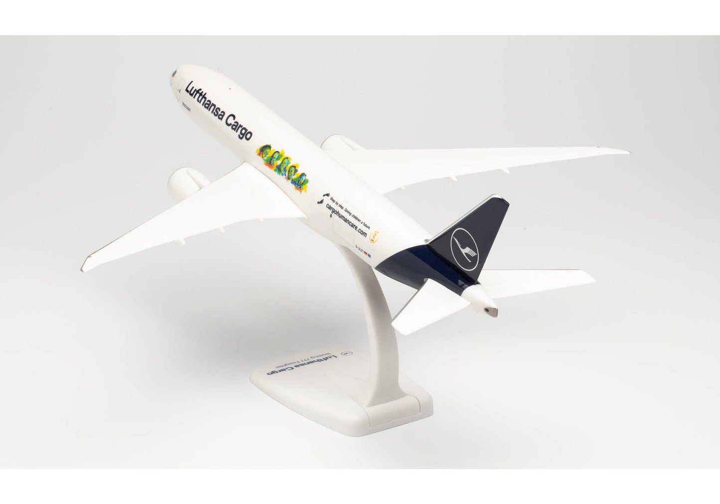 1/200 SNAP FIT Lufthansa Cargo Boeing 777F "Cargo Human Care" D-ALFI "Buenos DÃas México"
