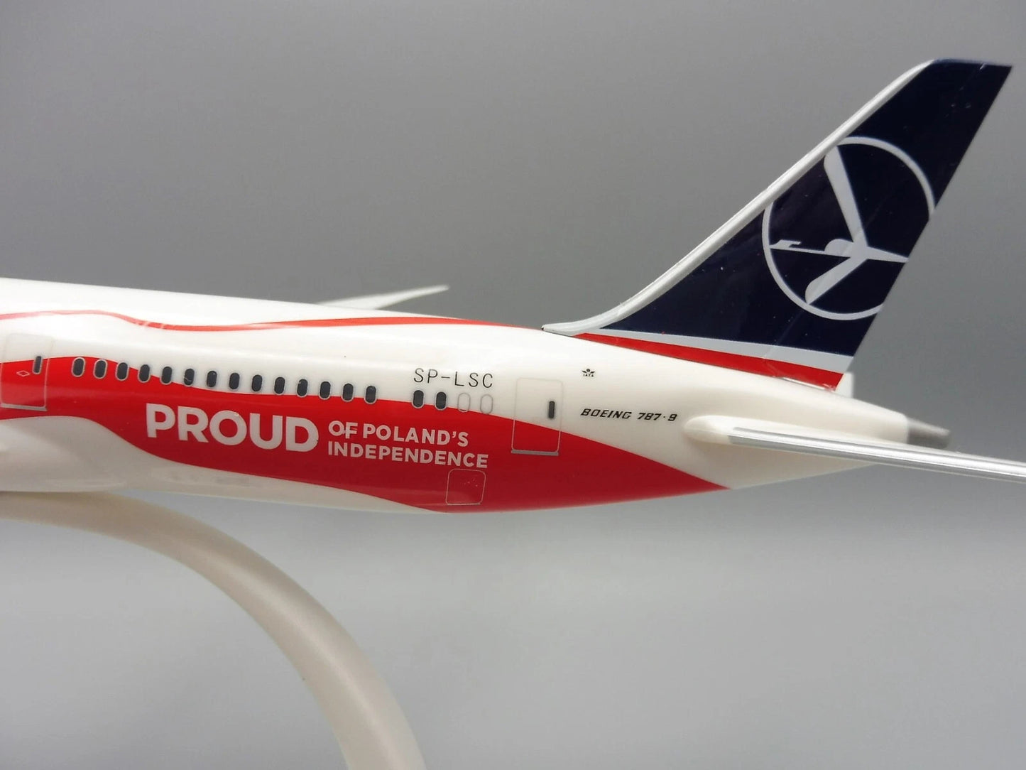 1/200 SNAP FIT LOT Polish Airlines Boeing 787-9 "Proud of Poland's Independence" SP-LSC