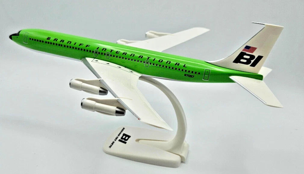 1/144 SNAP FIT Braniff International Boeing 707-320 Solid Lime Green N7097