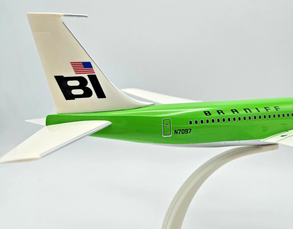1/144 SNAP FIT Braniff International Boeing 707-320 Solid Lime Green N7097