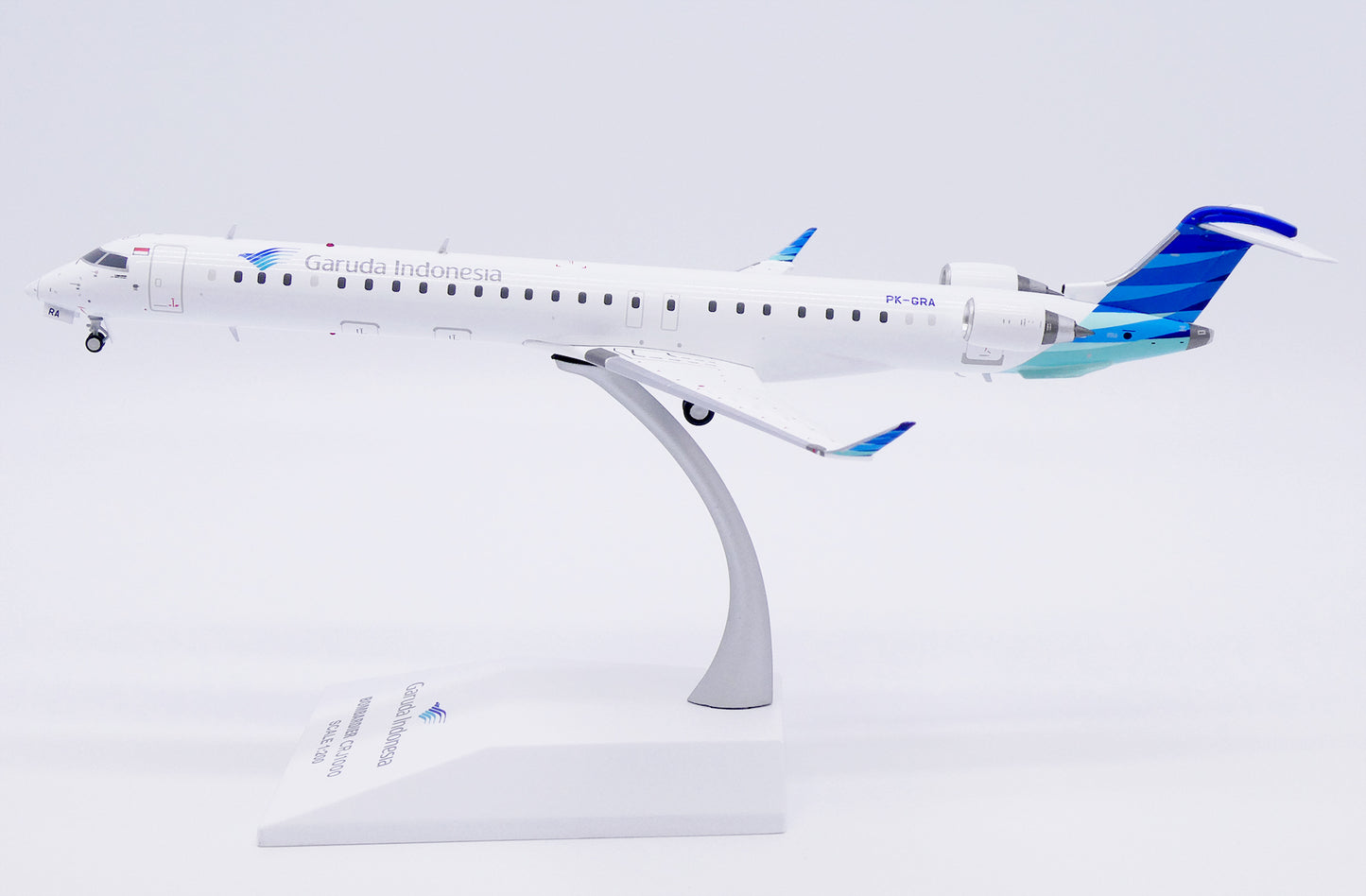 1/200 Garuda Indonesia Bombardier CRJ-1000ER Reg: PK-GRA with Stand