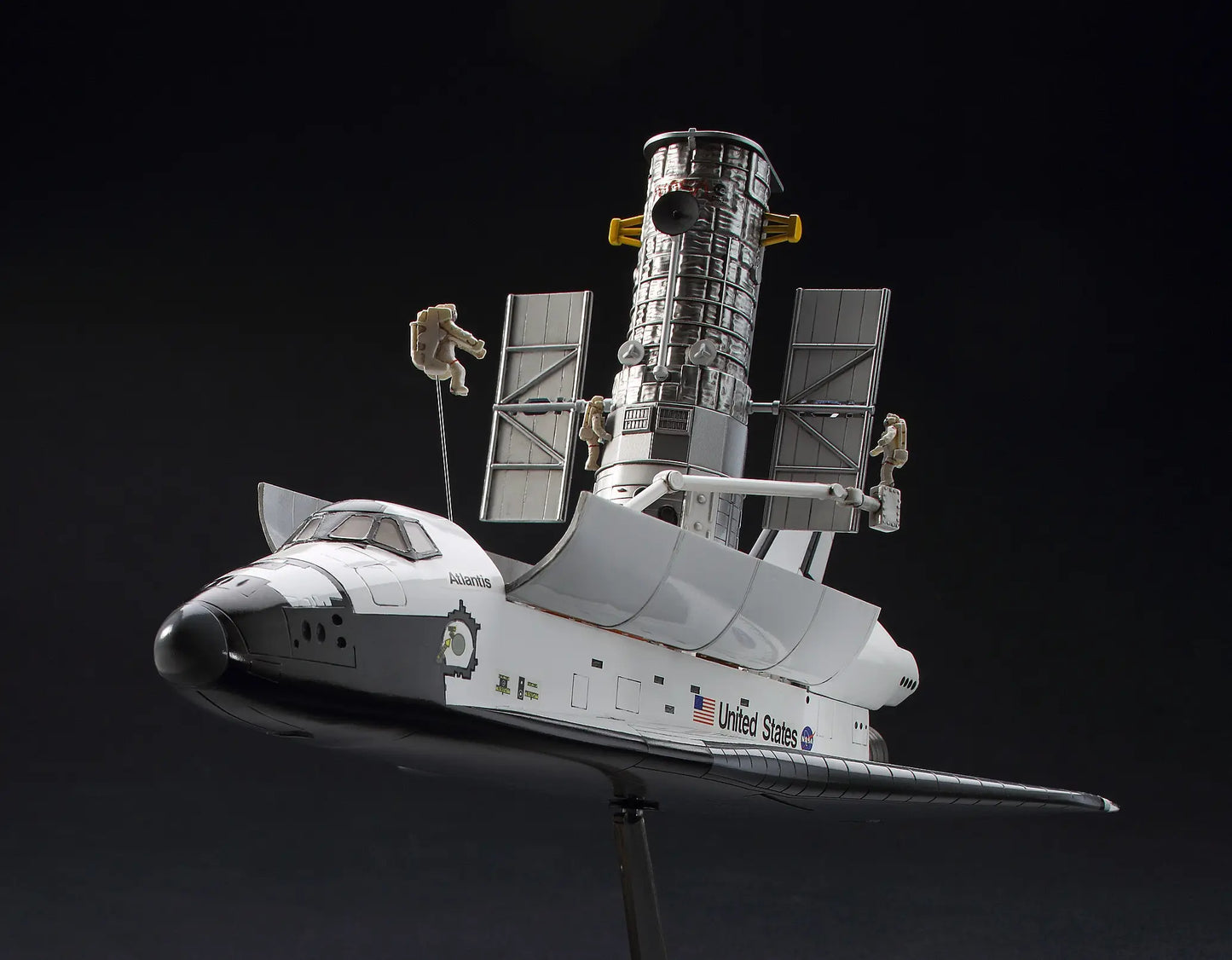 1/200 HUBBLE SPACE TELESCOPE & SPACE SHUTTLE ORBITER with ASTRONAUTS