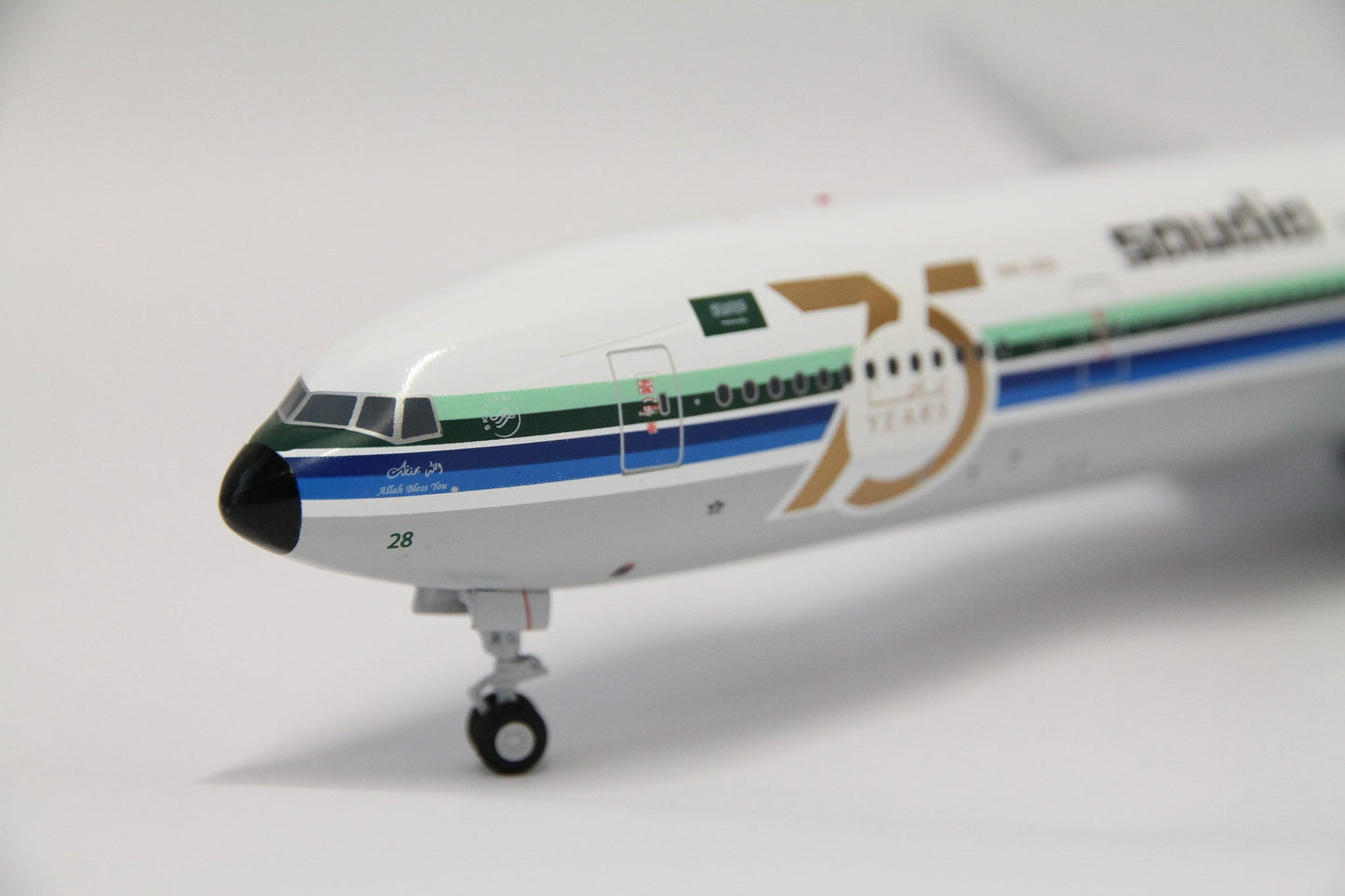 1/200 Saudi Arabian Airlines B777300(ER) Retro (HZAK28)