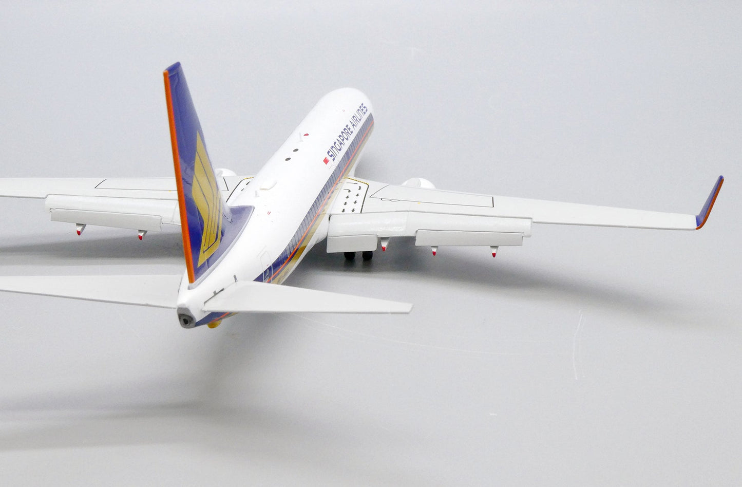 1/200 Singapore Airlines Boeing 737800 Flaps Down 9VMGA
