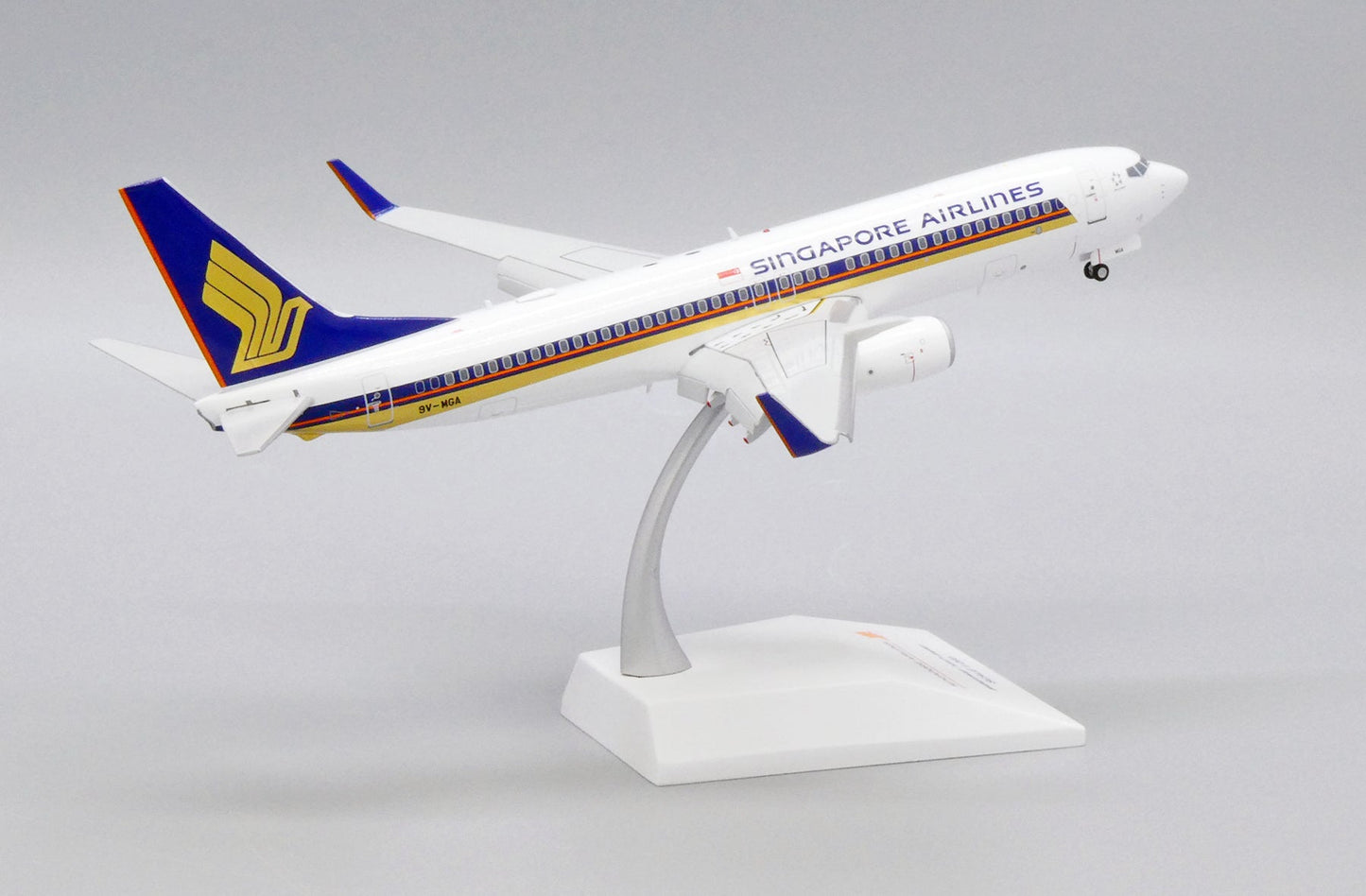 1/200 Singapore Airlines Boeing 737800 Flaps Down 9VMGA