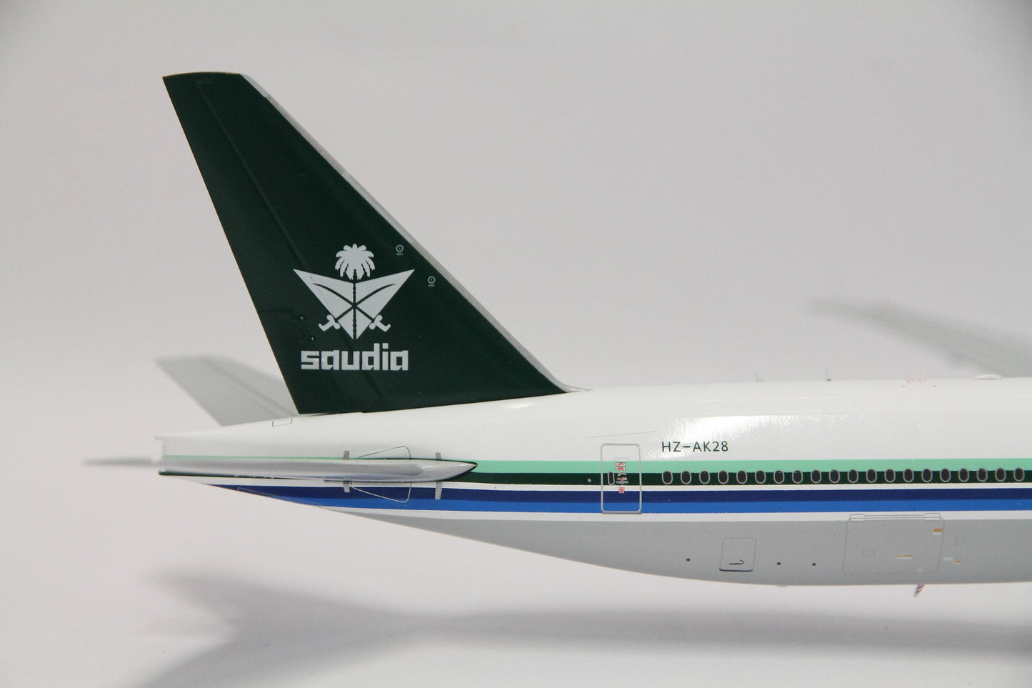 1/200 Saudi Arabian Airlines B777300(ER) Retro (HZAK28)