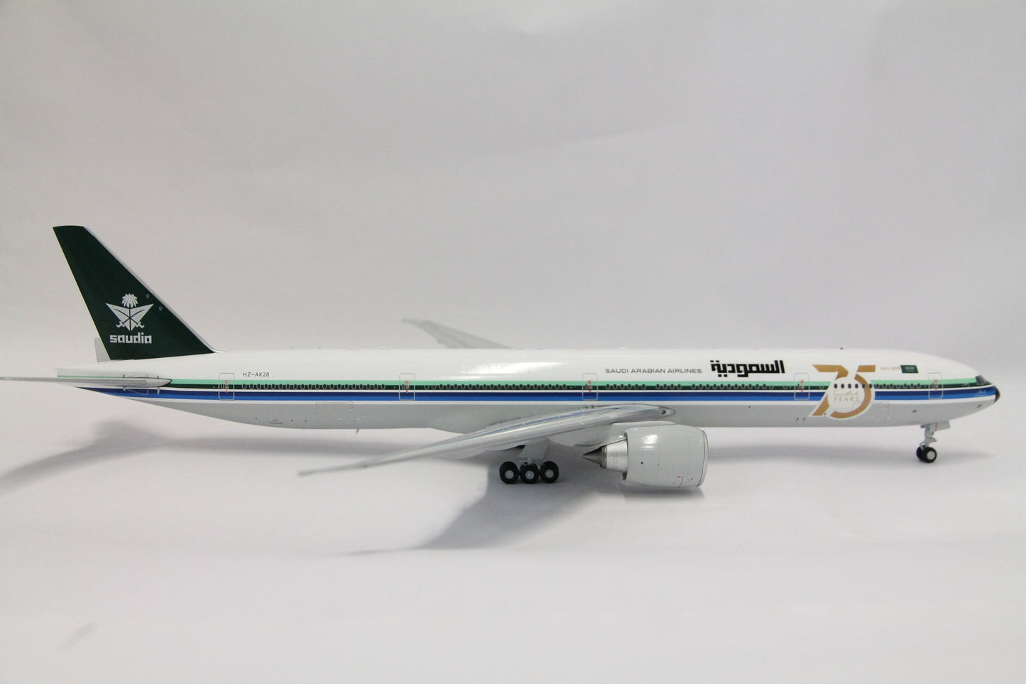 1/200 Saudi Arabian Airlines B777300(ER) Retro (HZAK28)