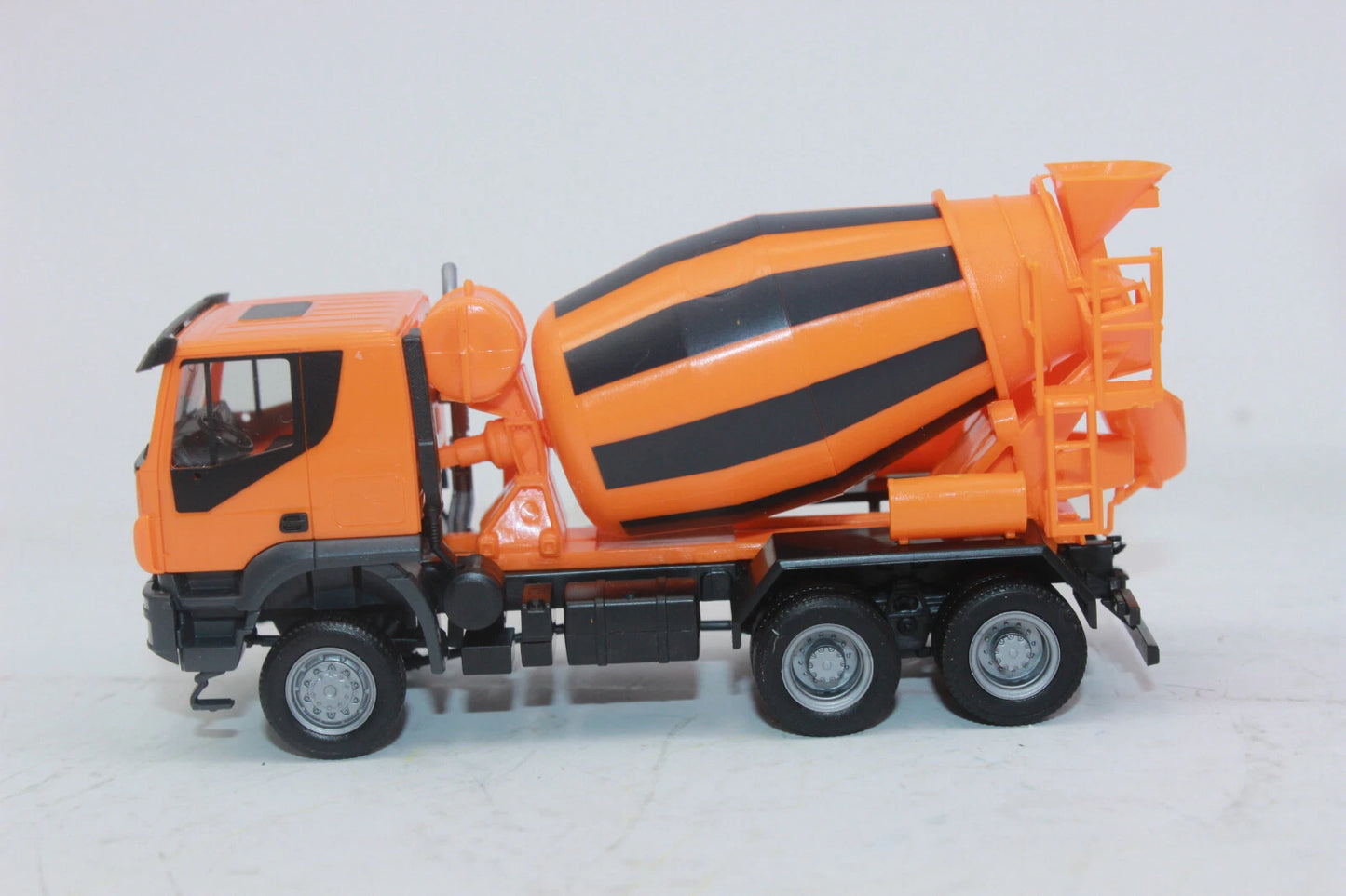 1/87 Iveco Trakker 6x6 Concret Mixer Truck Orange