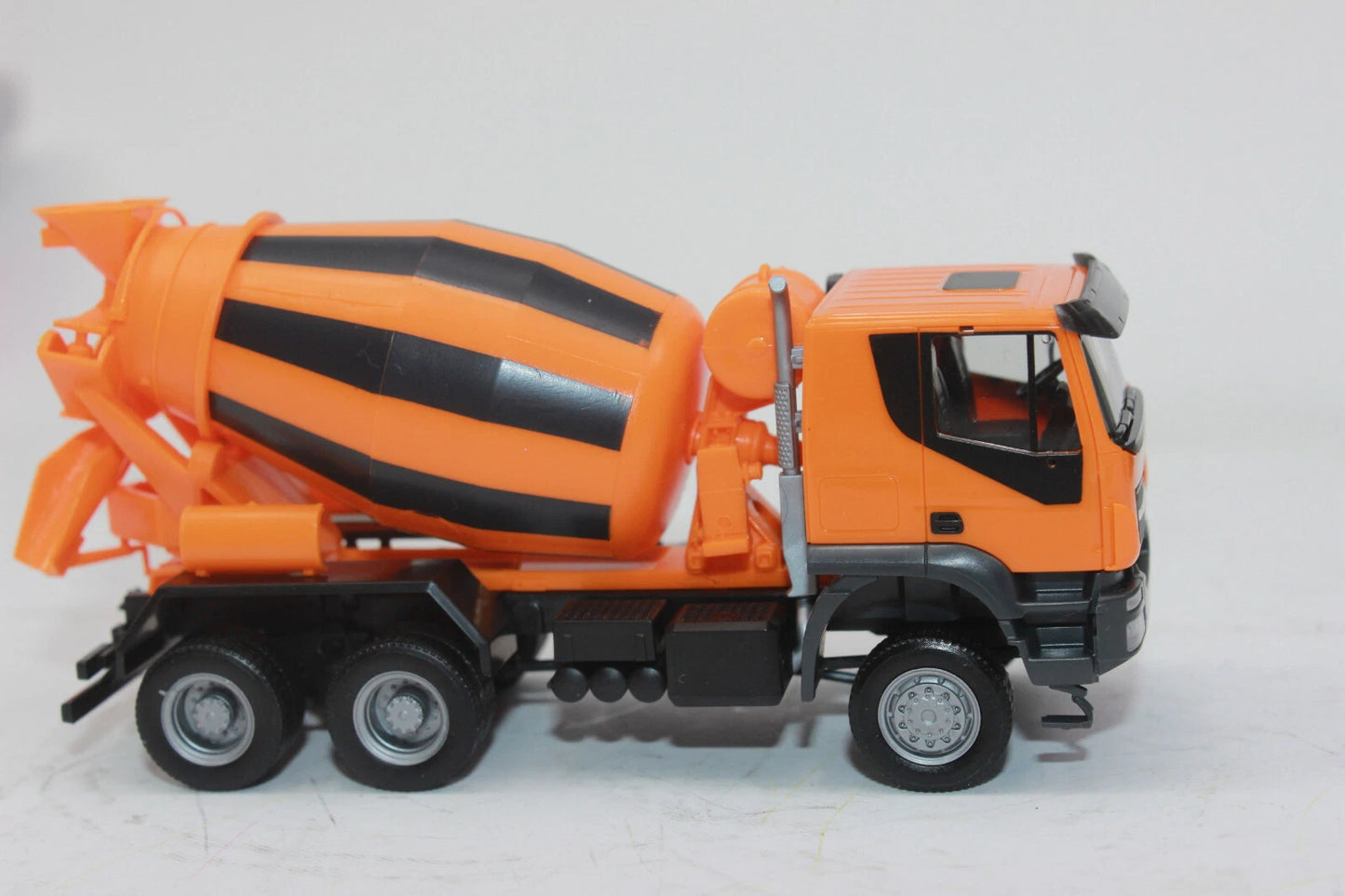 1/87 Iveco Trakker 6x6 Concret Mixer Truck Orange