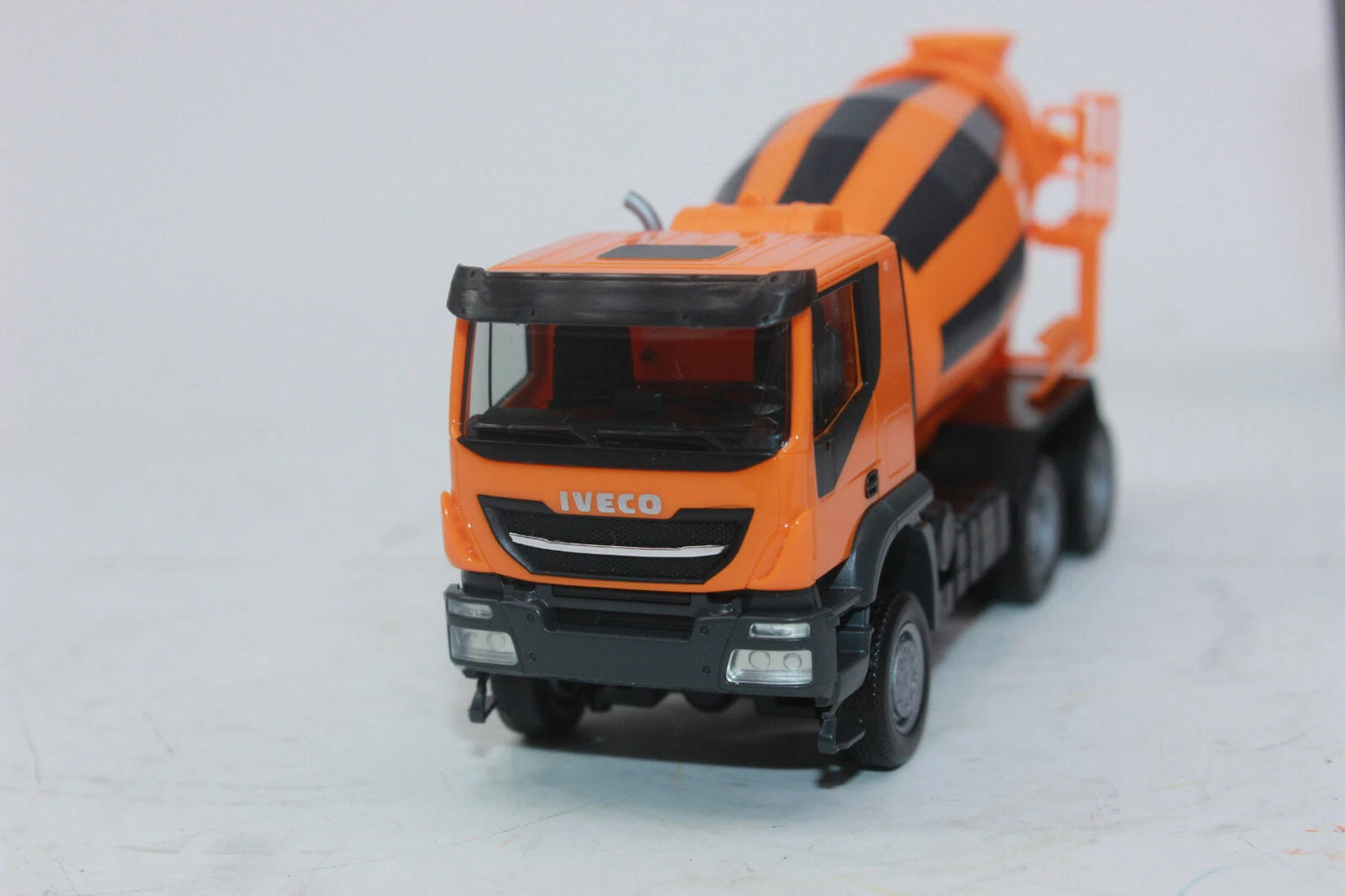 1/87 Iveco Trakker 6x6 Concret Mixer Truck Orange