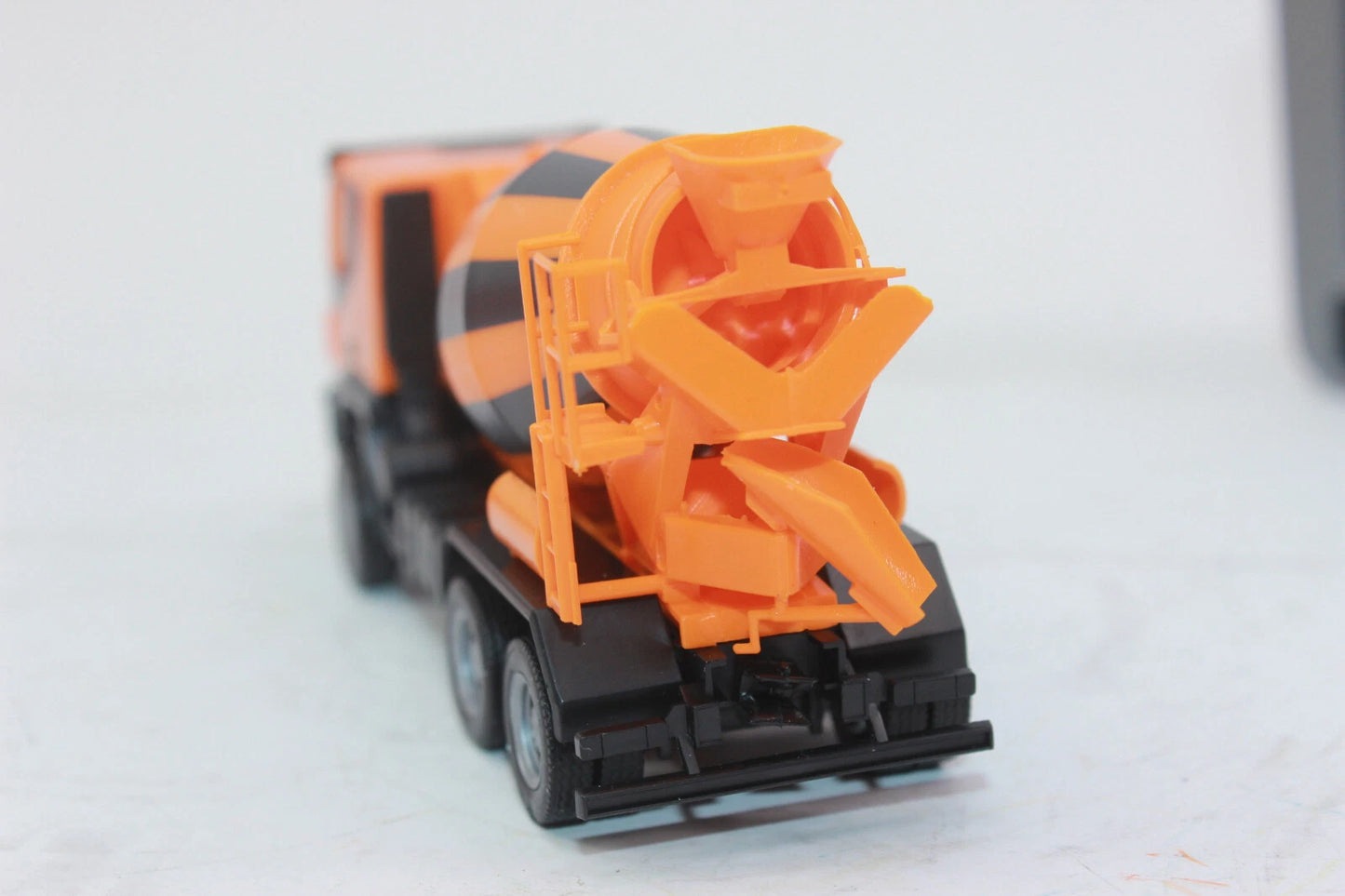 1/87 Iveco Trakker 6x6 Concret Mixer Truck Orange