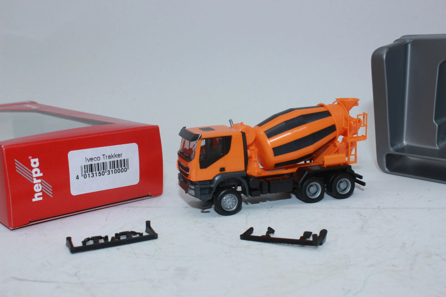 1/87 Iveco Trakker 6x6 Concret Mixer Truck Orange