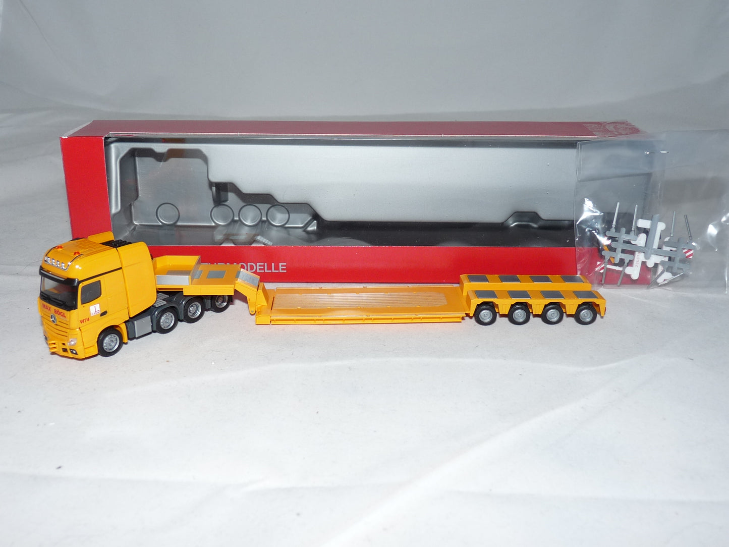 1/87 Mercedes-Benz Actros SLT Low Loader Semitrailer with Vögele 1900-3i Ceiling Paver "Max Bögl"