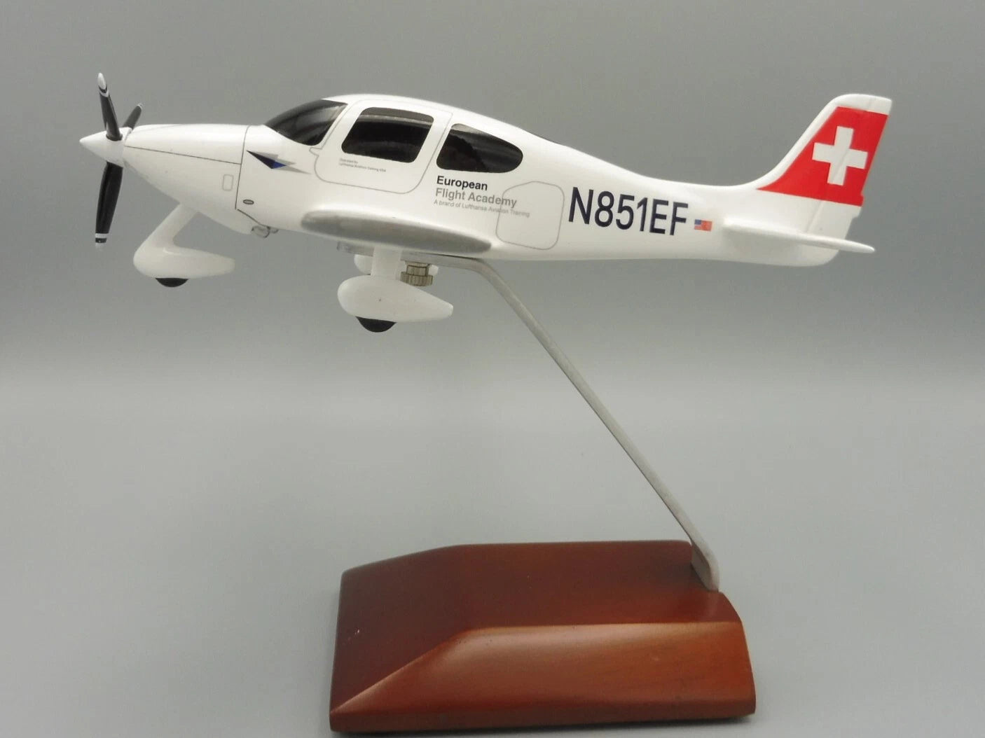 1/40 European Flight Academy Cirrus SR20 - Swiss International Air Lines