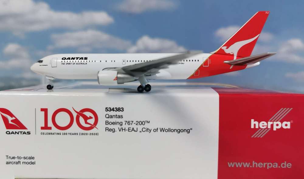 1/500 Qantas Boeing 767-200 VH-EAJ "City of Wollongong" Centenary Series