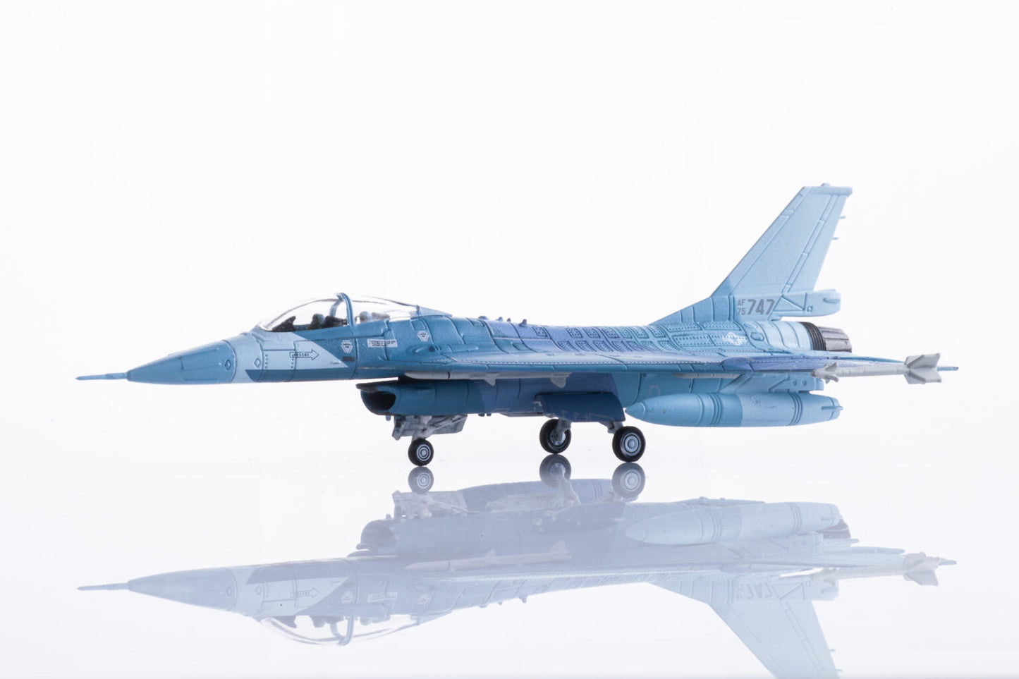 1/144 F16XL U.S. Air Force XL2 Prototype
