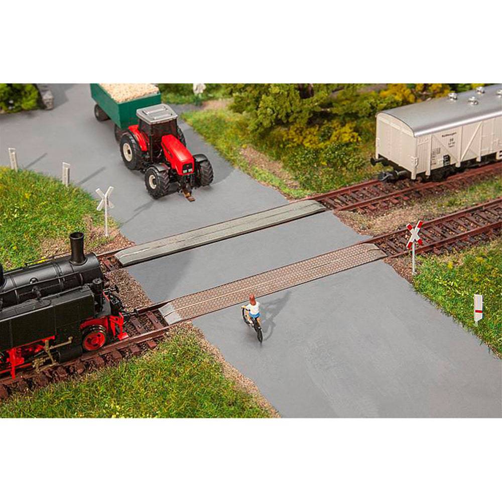 HO Unprotected Level Crossing