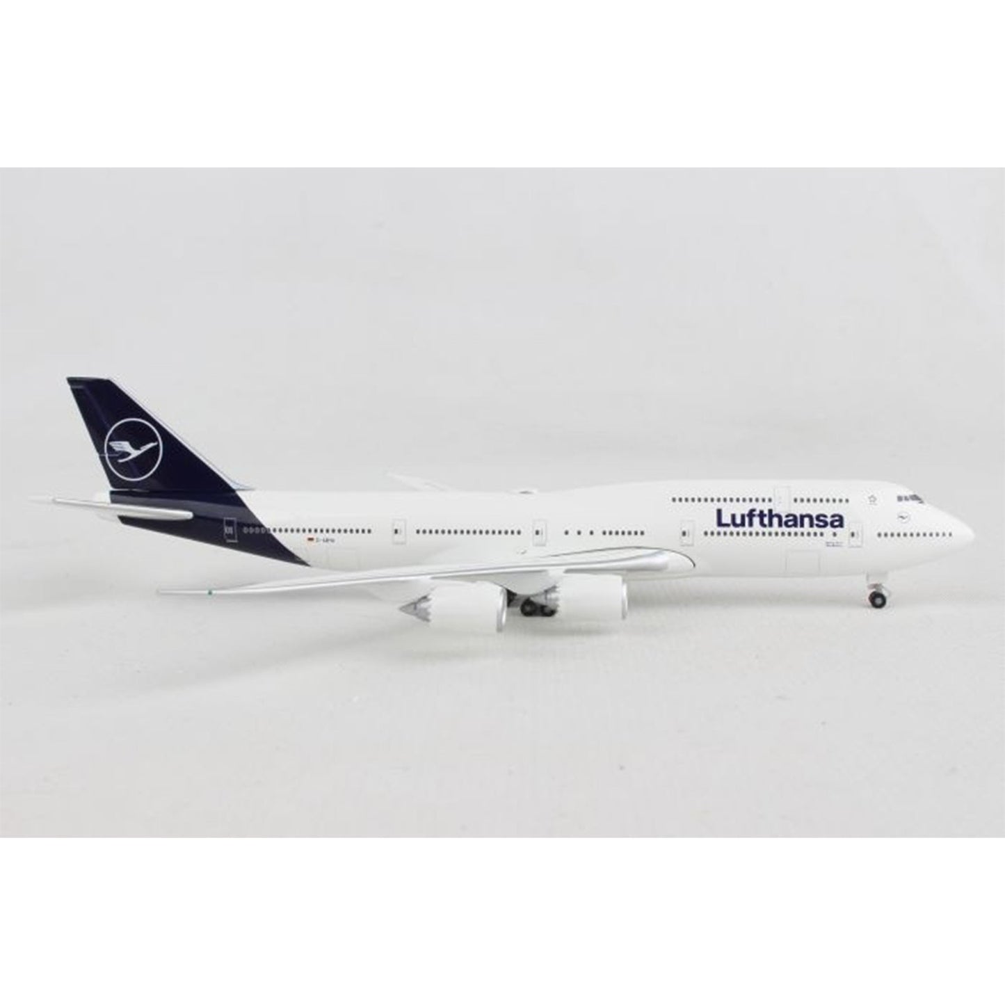 1/500 Lufthansa New Colors B747-8 Inter