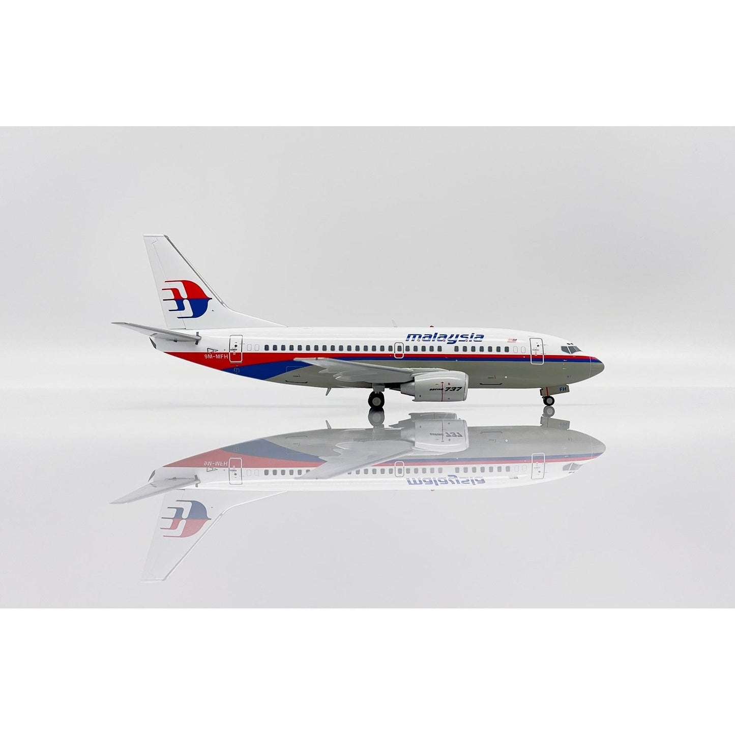 1/200 Malaysia Airlines Boeing 737-500 Reg: 9M-MFH with Stand