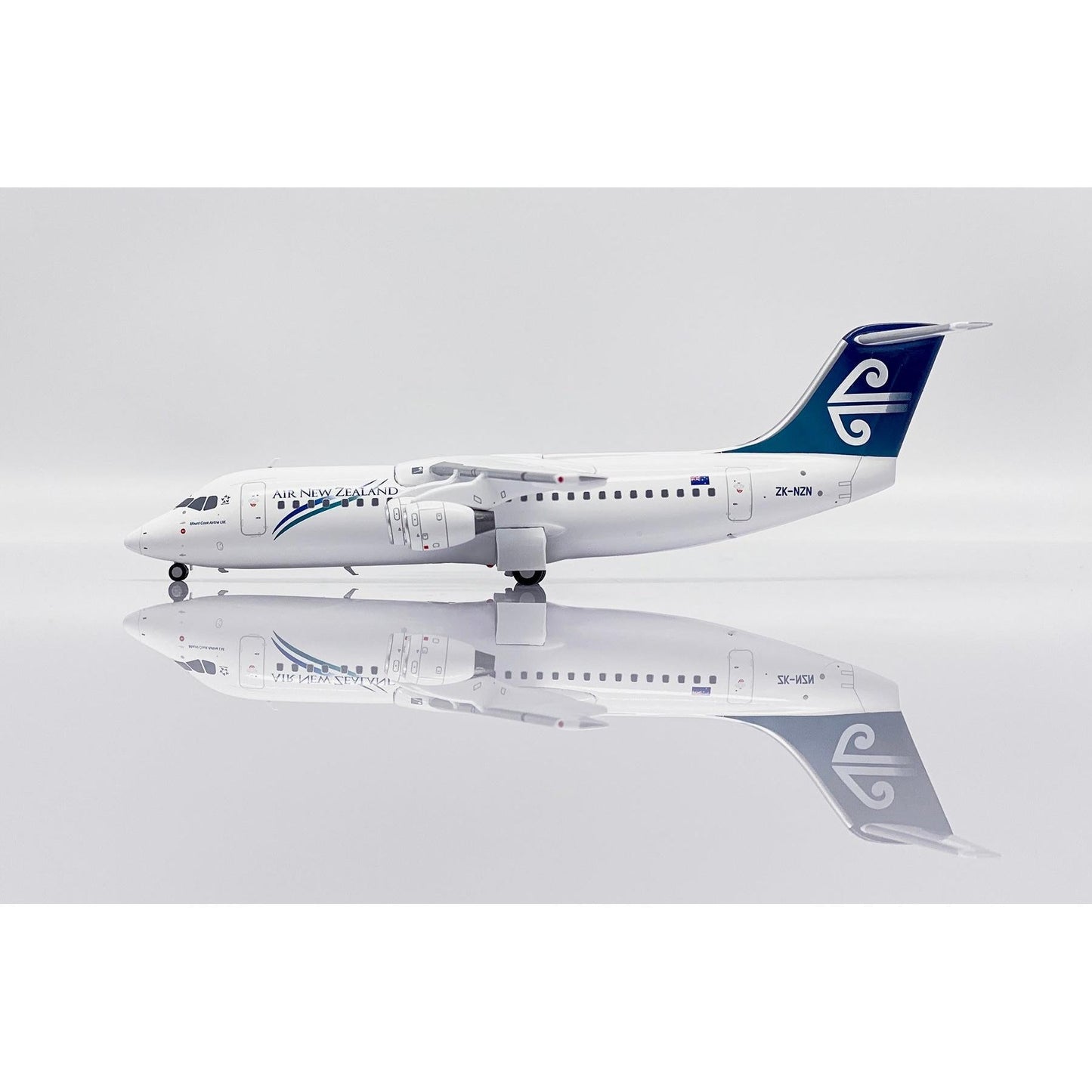 1/200 Air New Zealand Link British Aerospace BAE 146-300 Reg: ZK-NZN with Stand