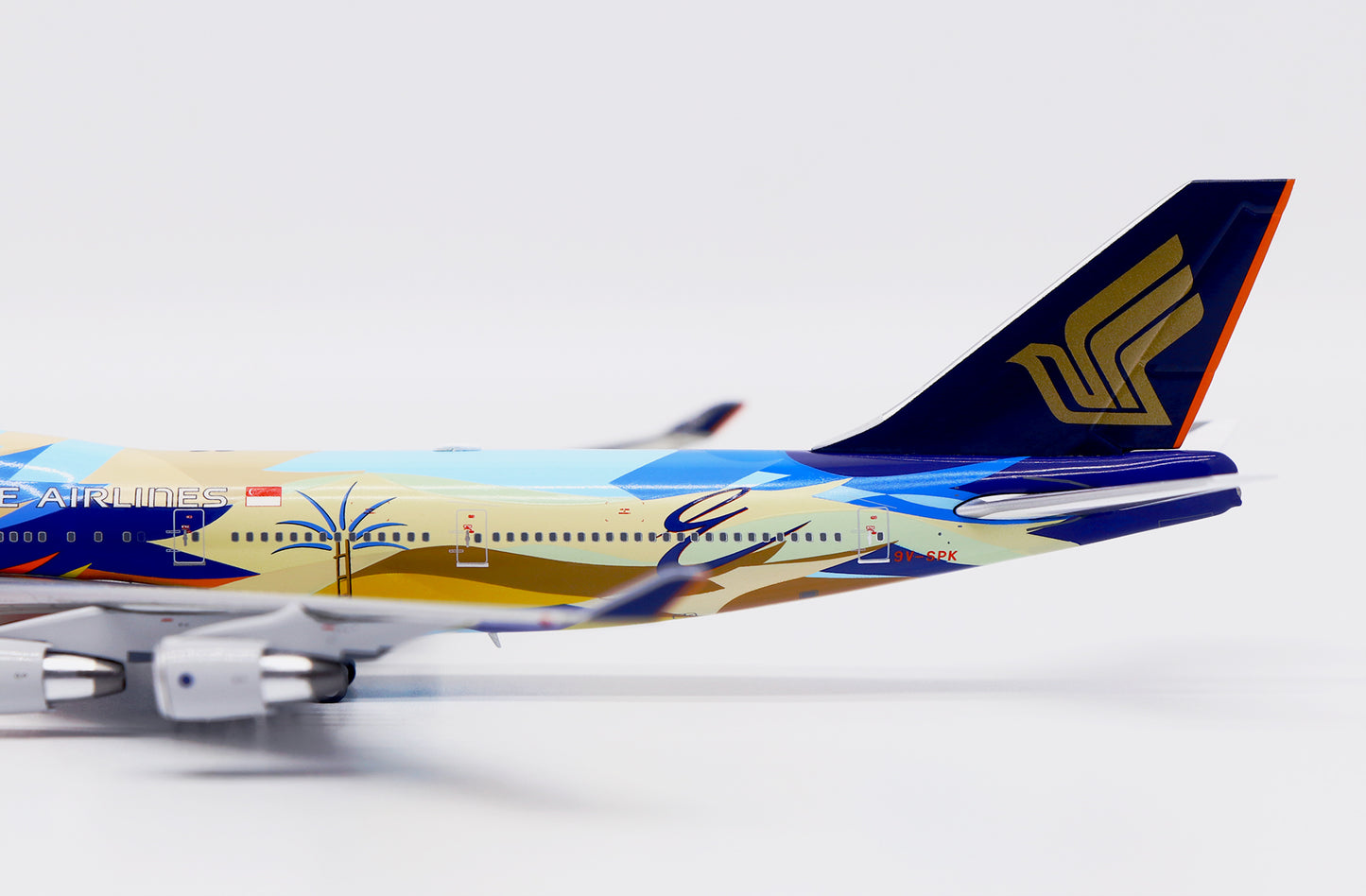 1/400 Singapore Airlines Boeing 747-400 "Tropical" Reg: 9V-SPK with Antenna