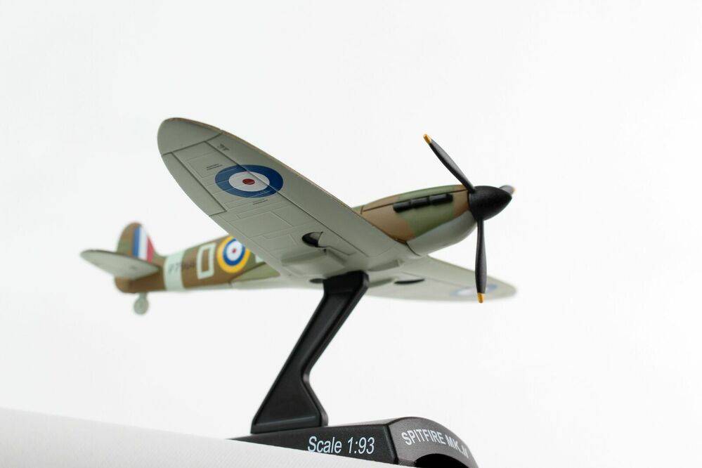 1/93 Spitfire Mk II RAF Tangmere Wing P7966 Douglas Bader