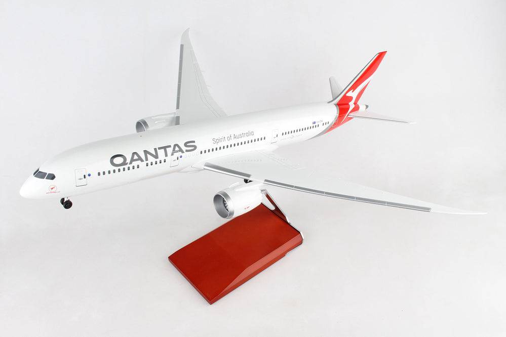 1/100 QANTAS B7879 with Landing Gear and Wooden Stand