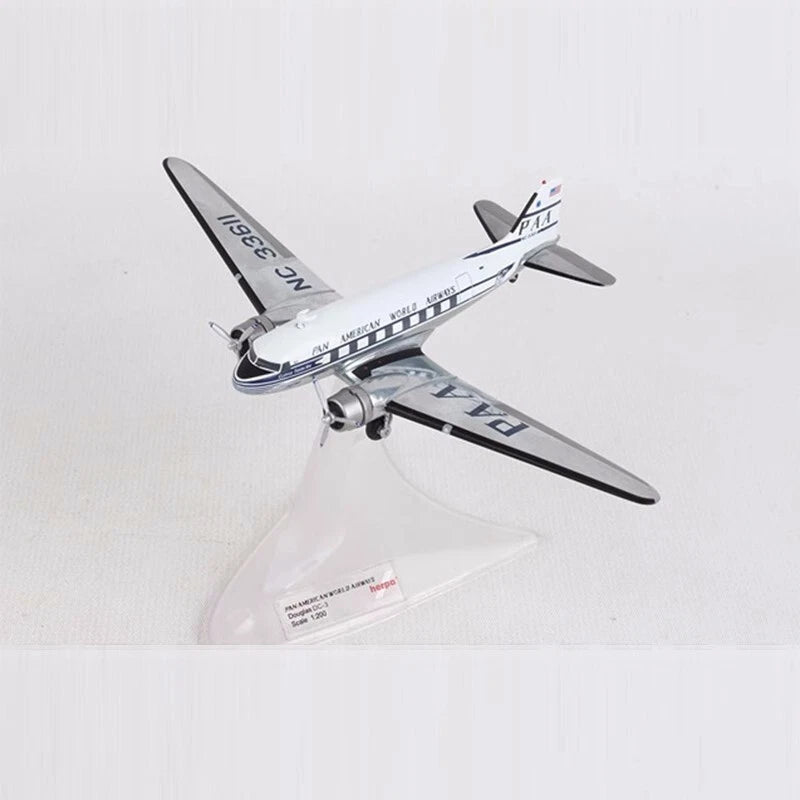 1/200 Pan American World Airways Douglas DC-3 NC33611 "Clipper Tabitha May"