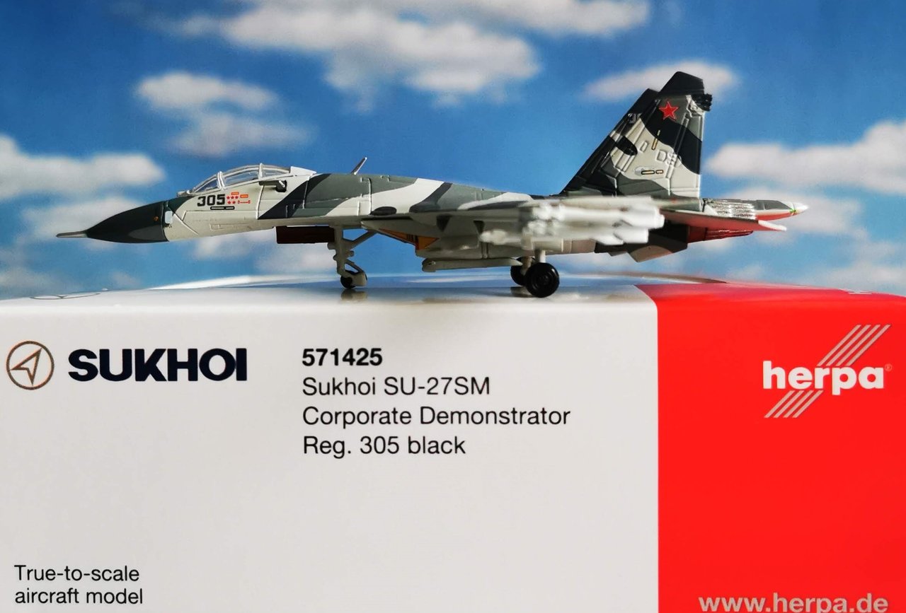 1/200 Sukhoi SU-27SM Demonstrator 305 Black