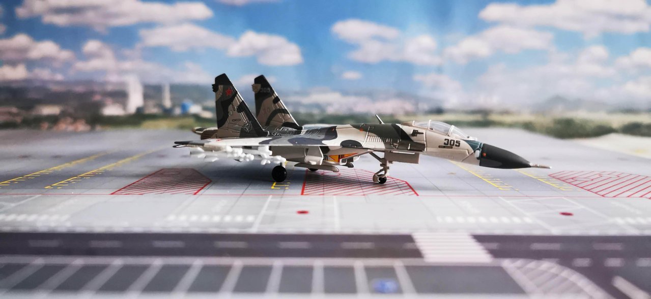 1/200 Sukhoi SU-27SM Demonstrator 305 Black