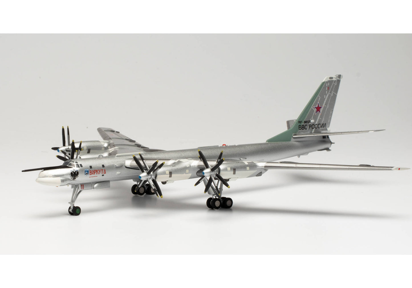 1/200 Russian Air Force Tupolev TU-95MS 184th Regiment / 6950th Donbass Red Banner Air Base Engels RF-94127 / 11 Red "Vorkuta"