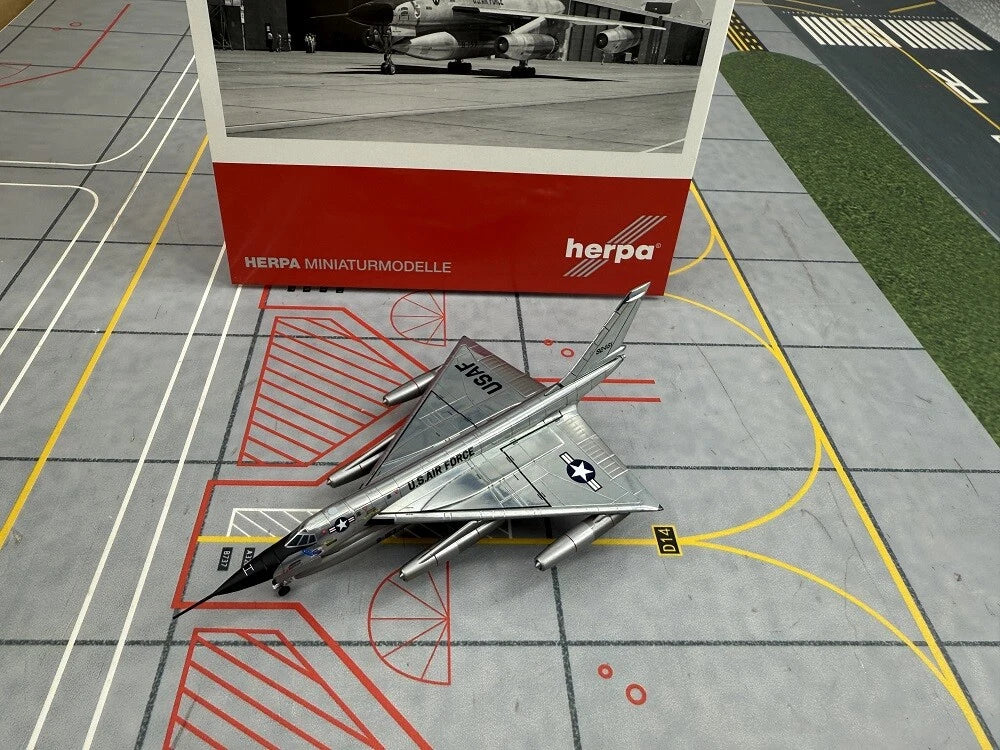 1/72 U.S. Air Force Convair B-58A Hustler 305th Bombardment Wing Bunker Hill Air Base "Hoosier Hustler" 59-2461