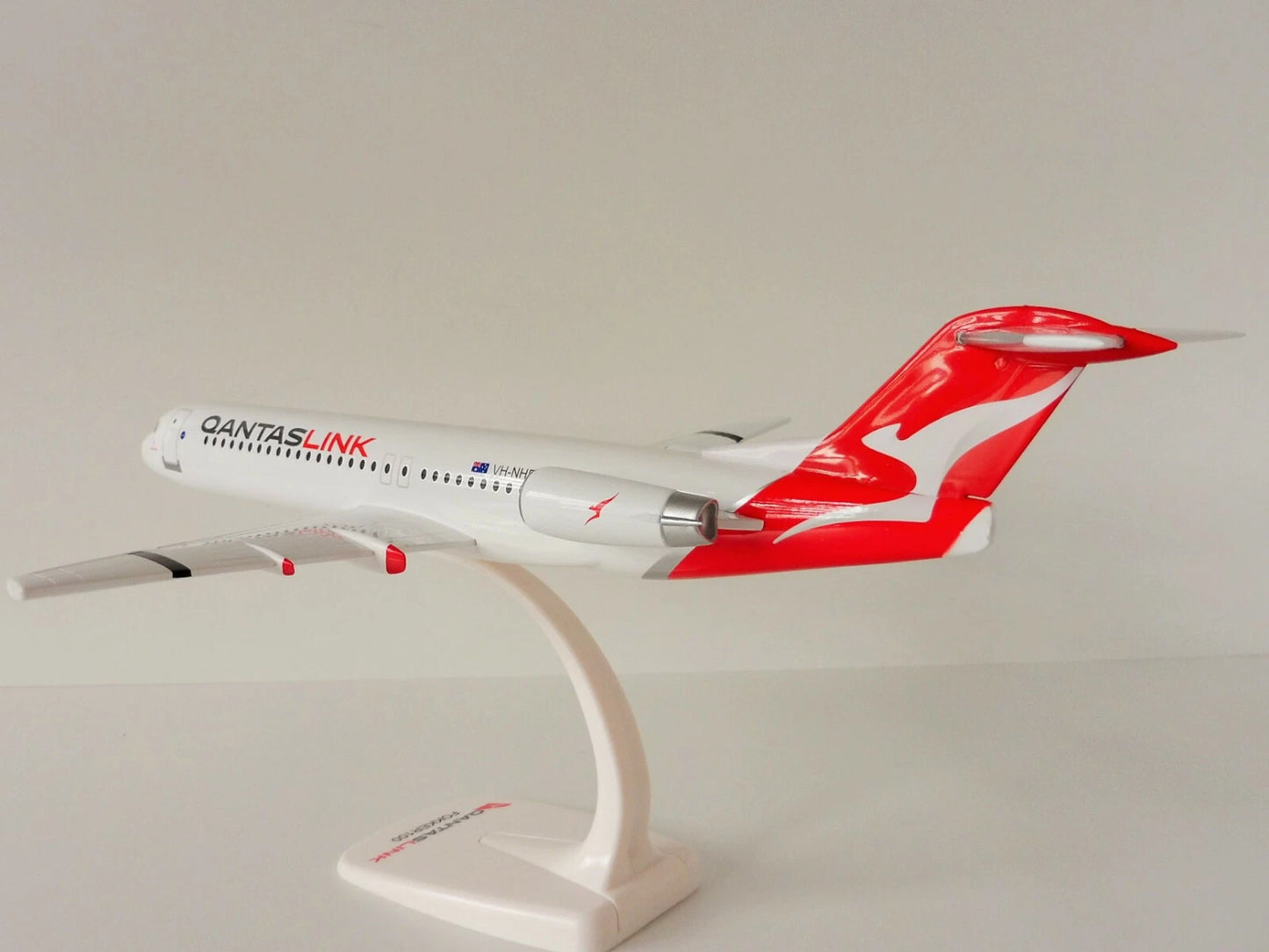 1/100 SNAP FIT QANTASLINK Fokker 100 VH-NHF