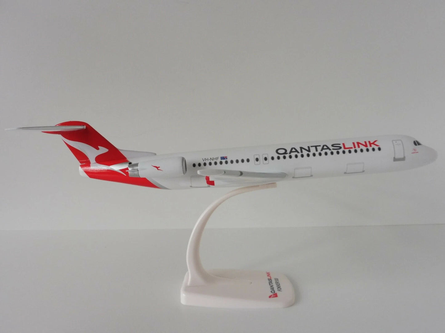 1/100 SNAP FIT QANTASLINK Fokker 100 VH-NHF