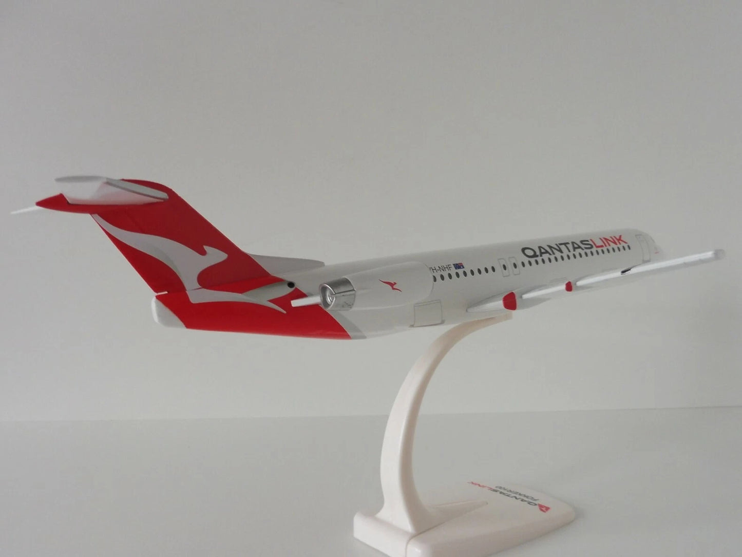 1/100 SNAP FIT QANTASLINK Fokker 100 VH-NHF
