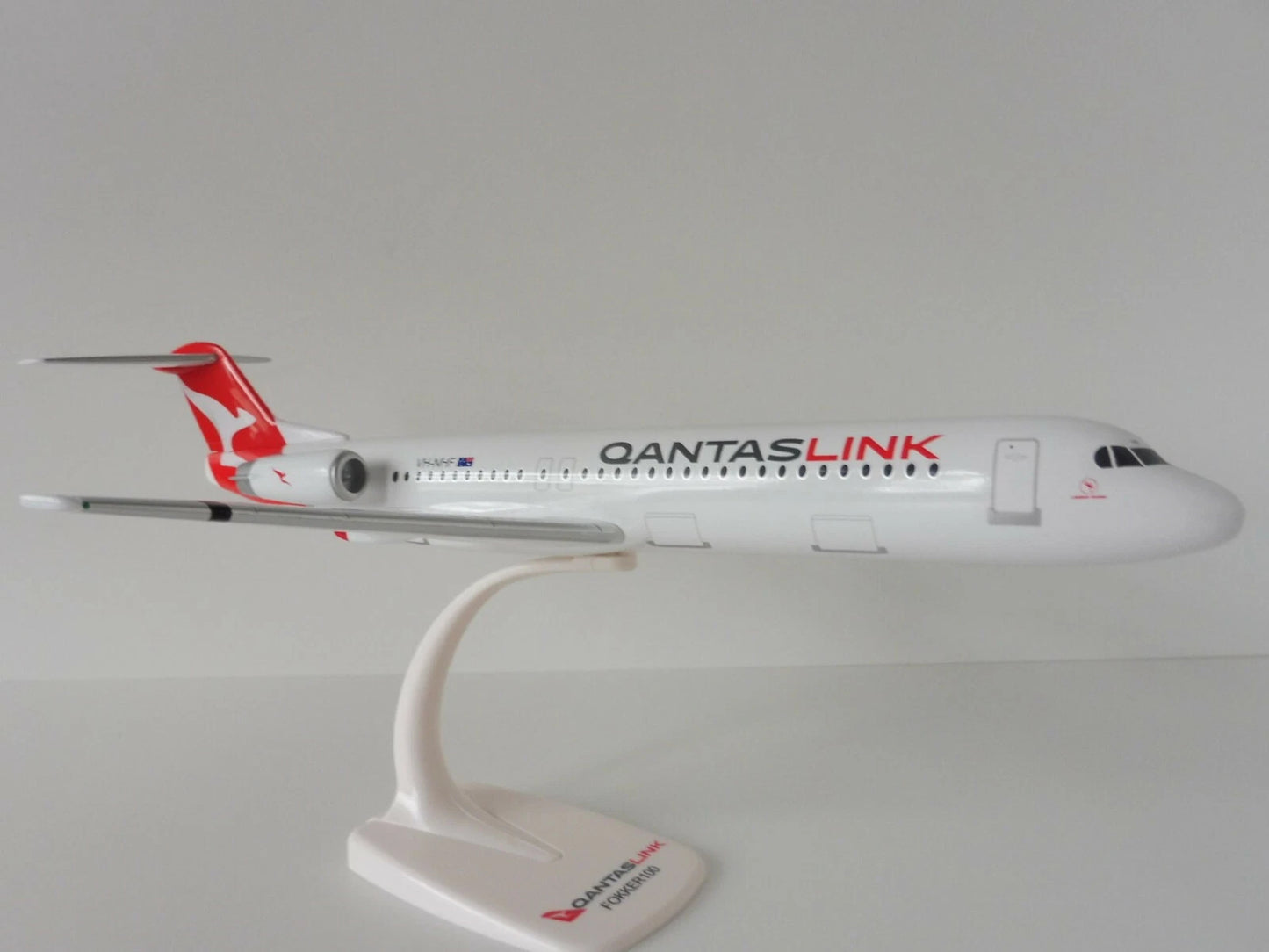 1/100 SNAP FIT QANTASLINK Fokker 100 VH-NHF